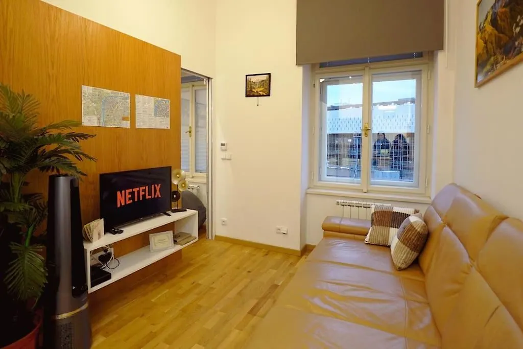 Cozy Apartment With Garage Prága
